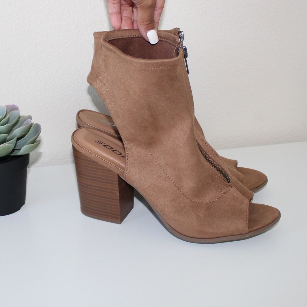 Soda peep toe tan heels Size 10